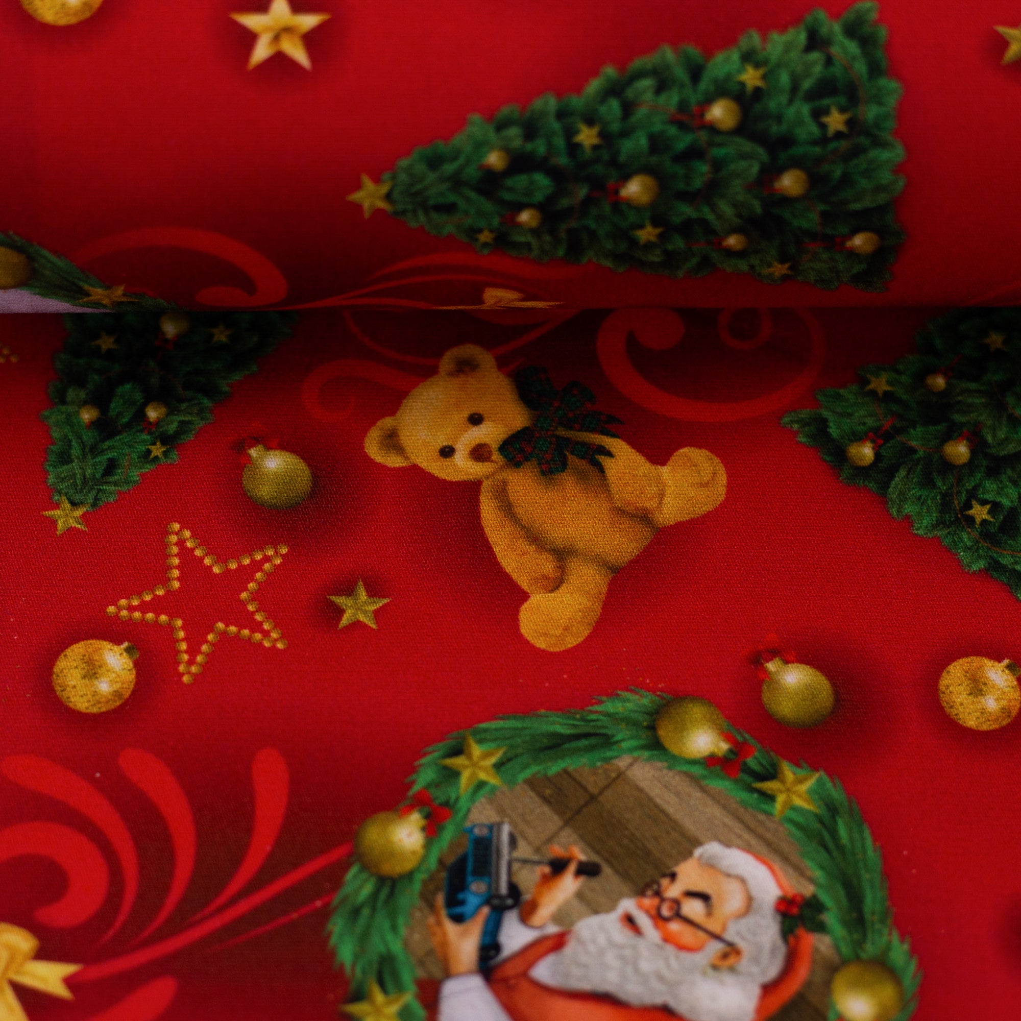 Baumwollwebware „Merry Christmas“ – Weihnachtsmänner auf Rot, Swafing