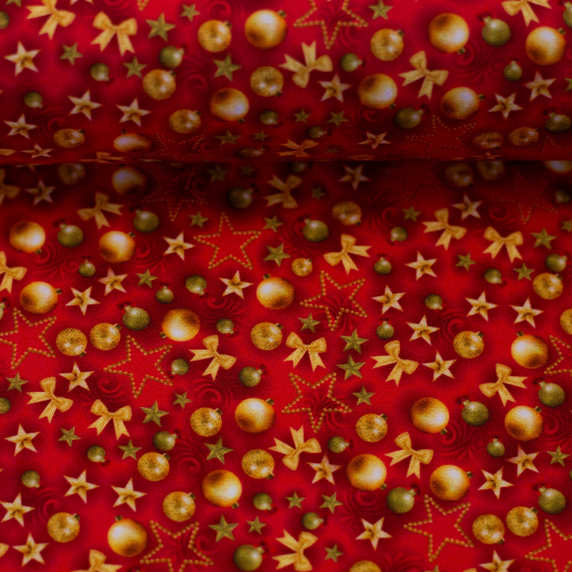 Baumwollwebware „Merry Christmas“ – kleine Kugeln, Schleifen & Sterne auf Rot, Swafing