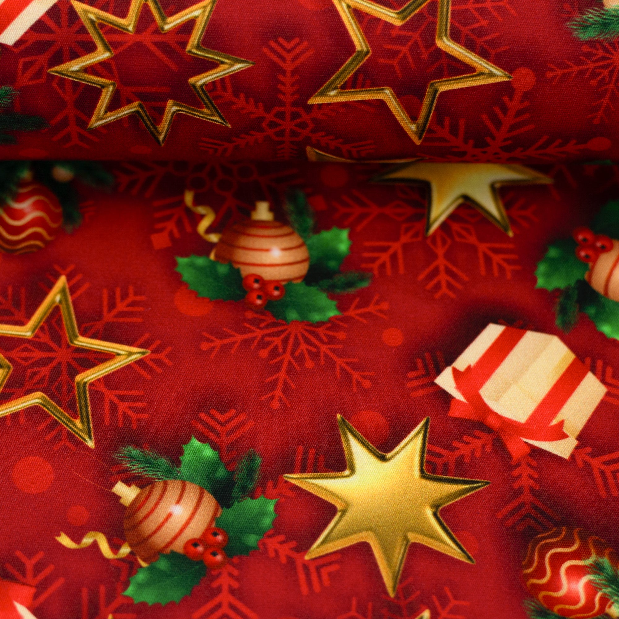 Baumwollwebware „Merry Christmas“ – Weihnachtskugeln, Geschenke & Sterne, Swafing