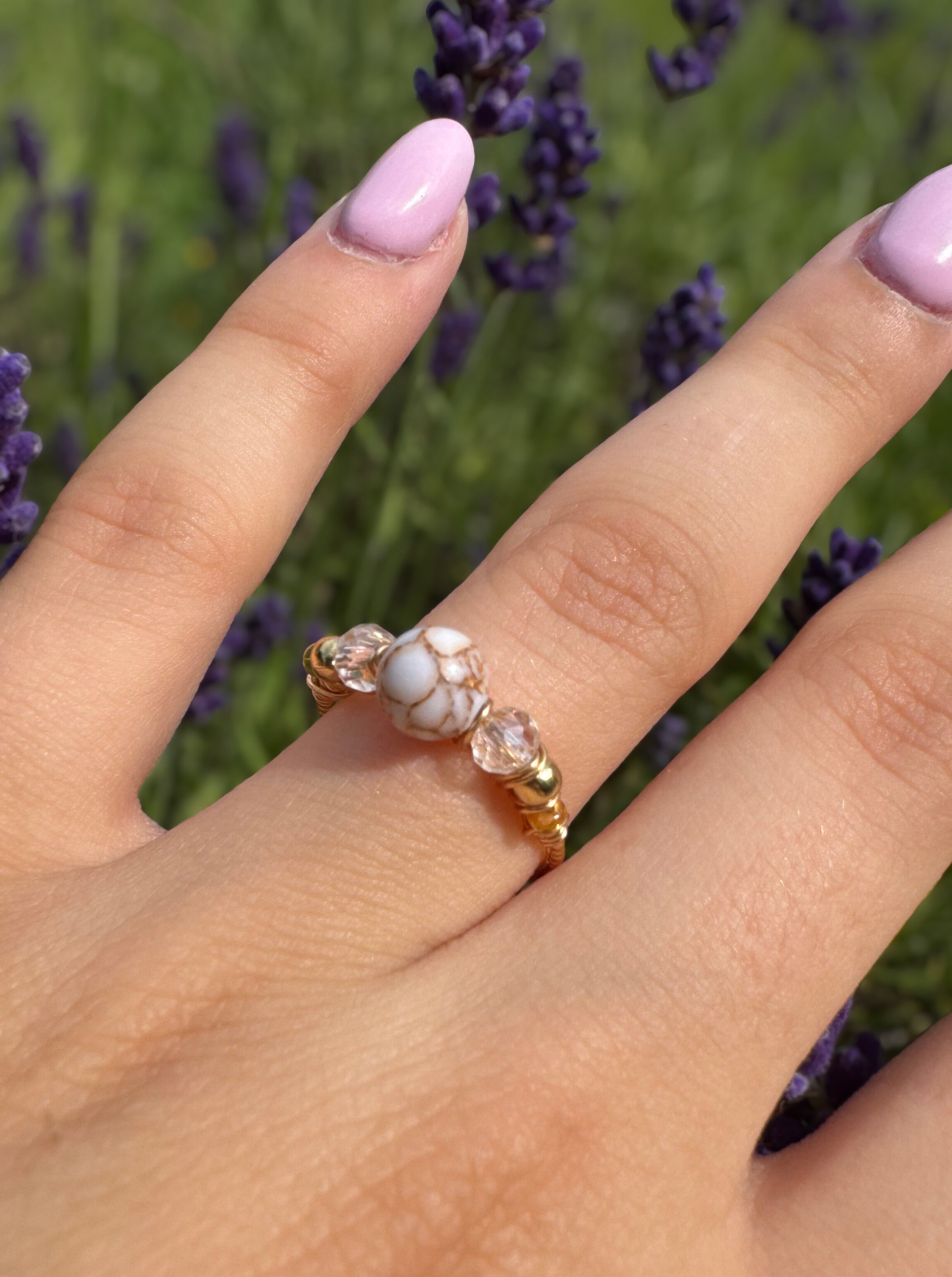 Verstellbarer Howlith-Ring – Marquise Design, 18K vergoldet