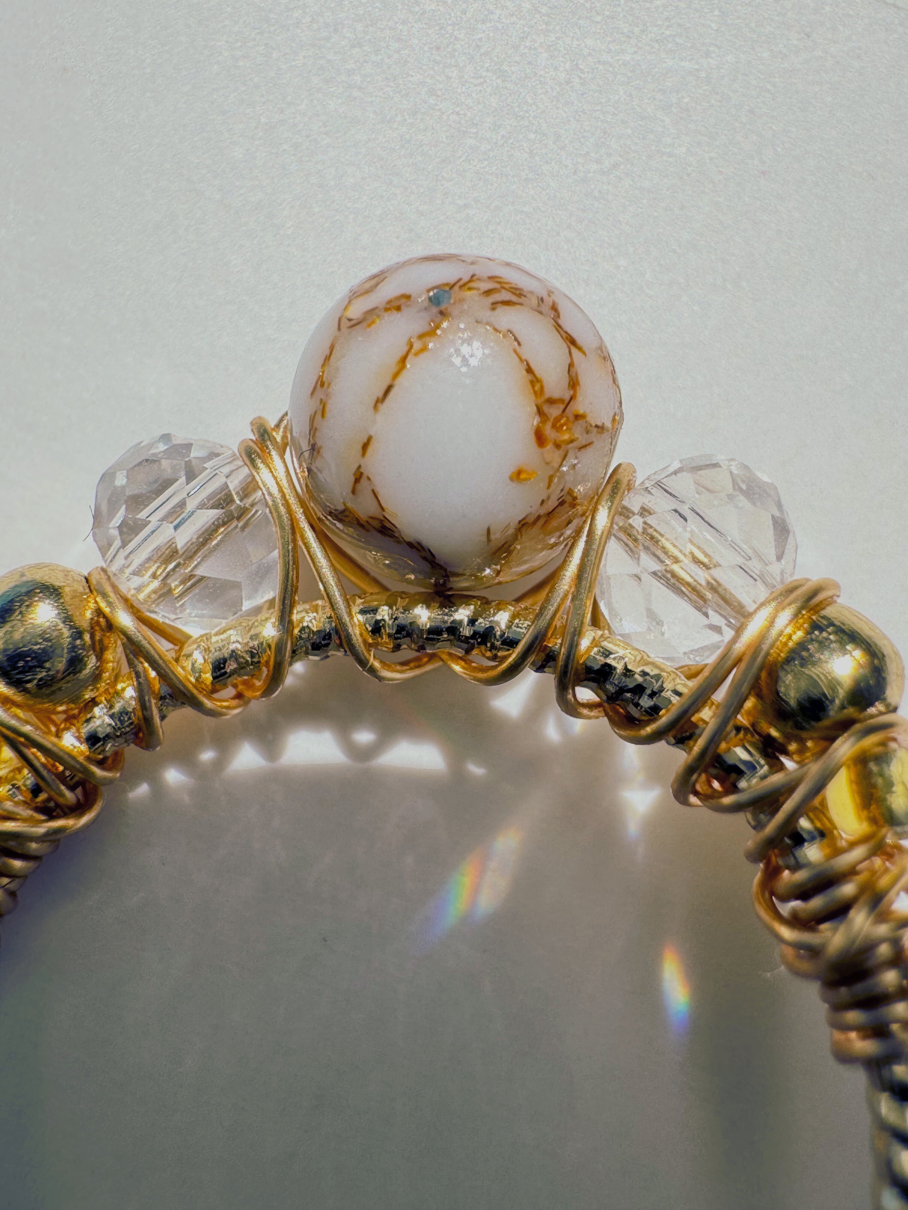 Verstellbarer Howlith-Ring – Marquise Design, 18K vergoldet