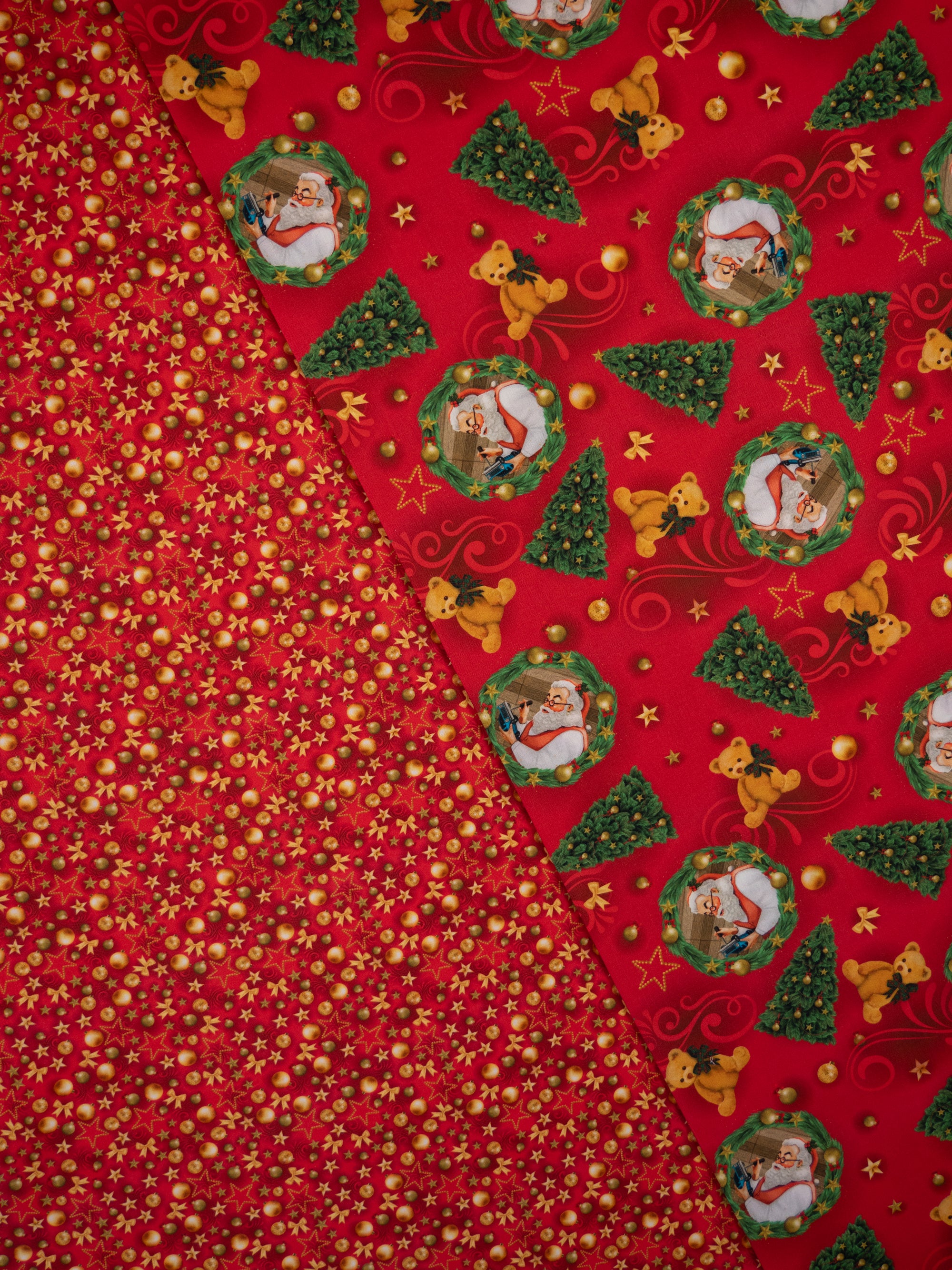 Baumwollwebware „Merry Christmas“ – goldene Sterne auf Rot, Swafing