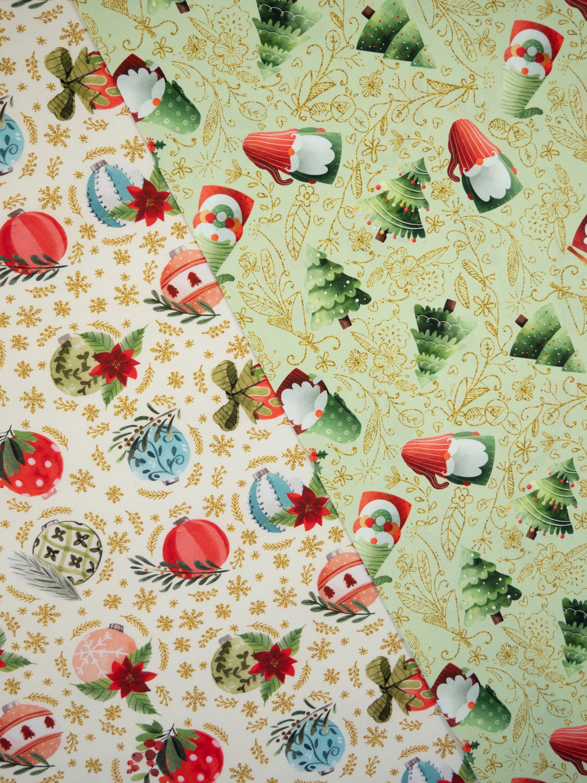 Baumwollwebware „Merry Christmas“ mit Tannenbäumen & Wichteln – Swafing