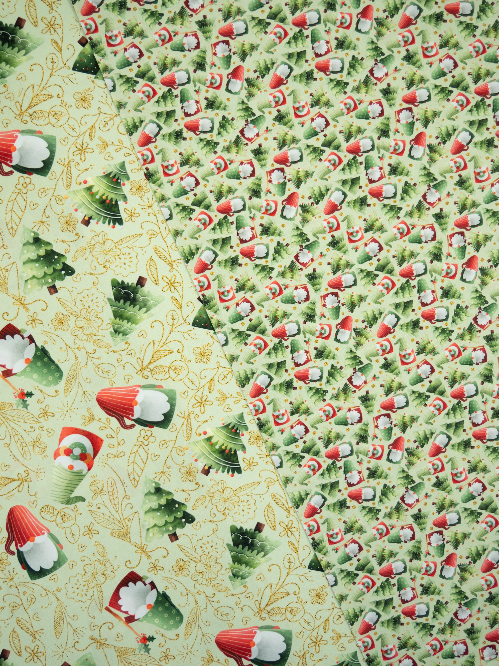 Baumwollwebware „Merry Christmas“ mit Tannenbäumen & Wichteln – Swafing