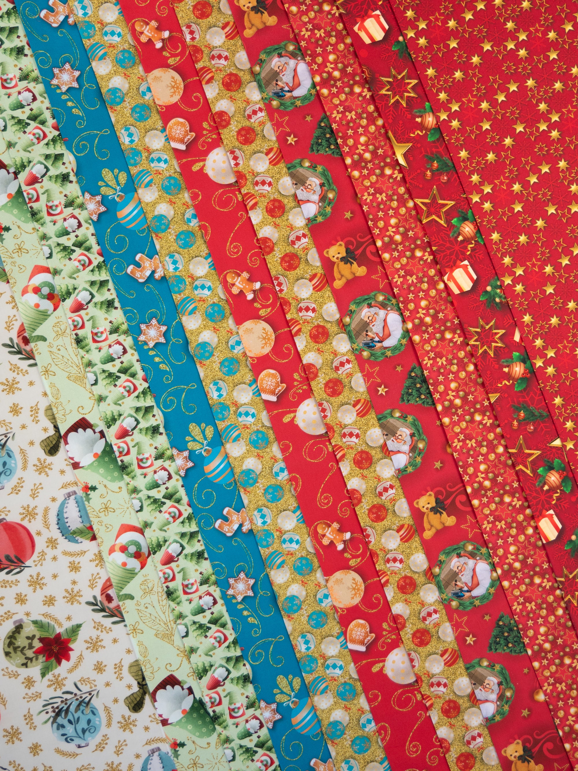 Baumwollwebware „Merry Christmas“ – Weihnachtskugeln, Geschenke & Sterne, Swafing