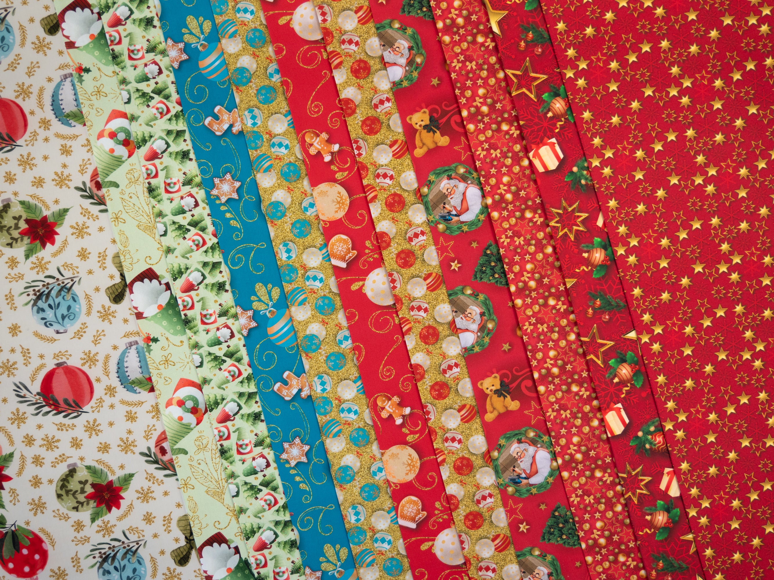 Baumwollwebware „Merry Christmas“ mit Tannenbäumen & Wichteln – Swafing