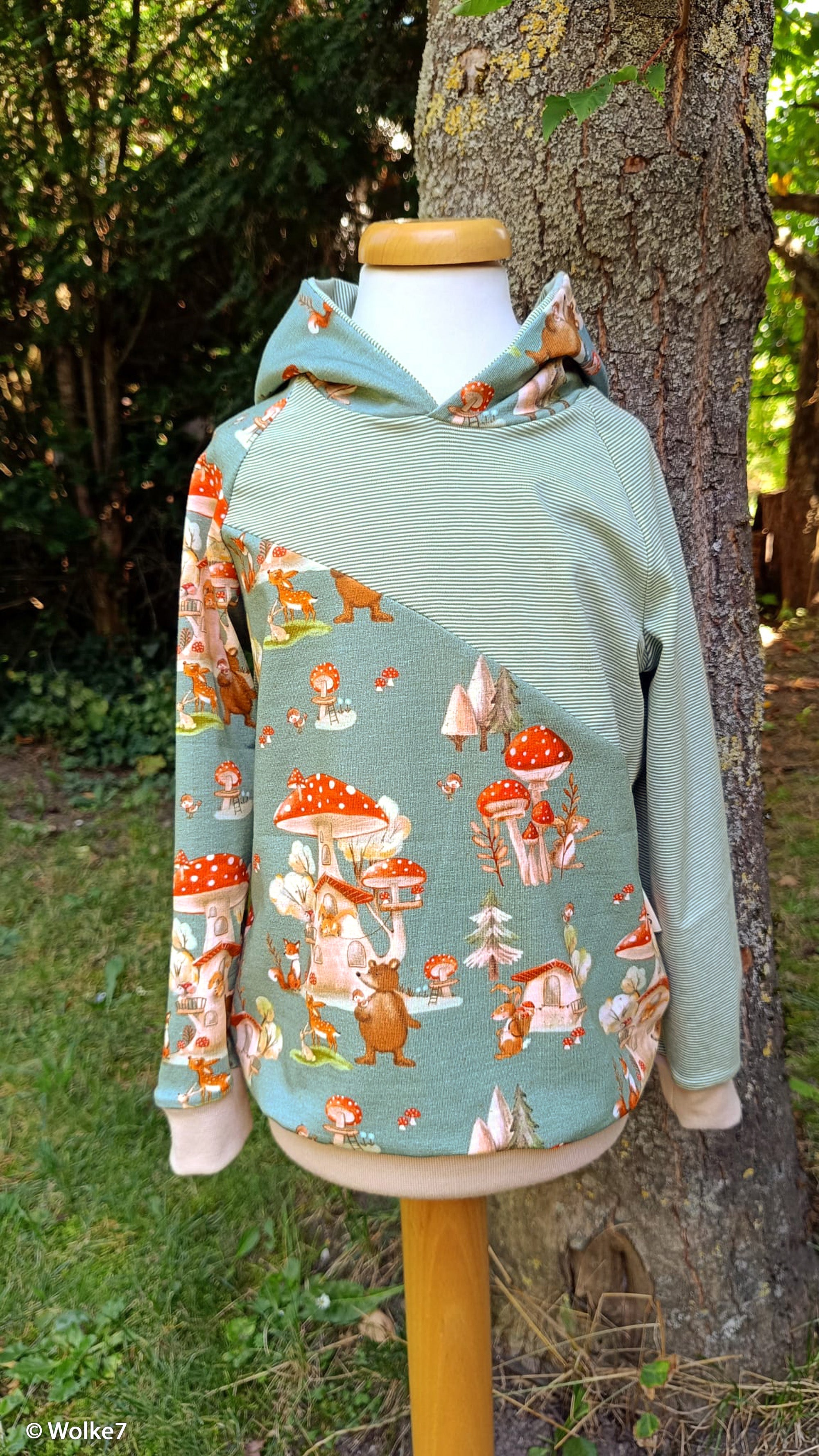 Kinder-Shirt genäht aus dem Jersey Pilzhausen mit Fuchs- und Tannenmuster von Swafing, weicher Baumwollstoff in Dunkelblau

