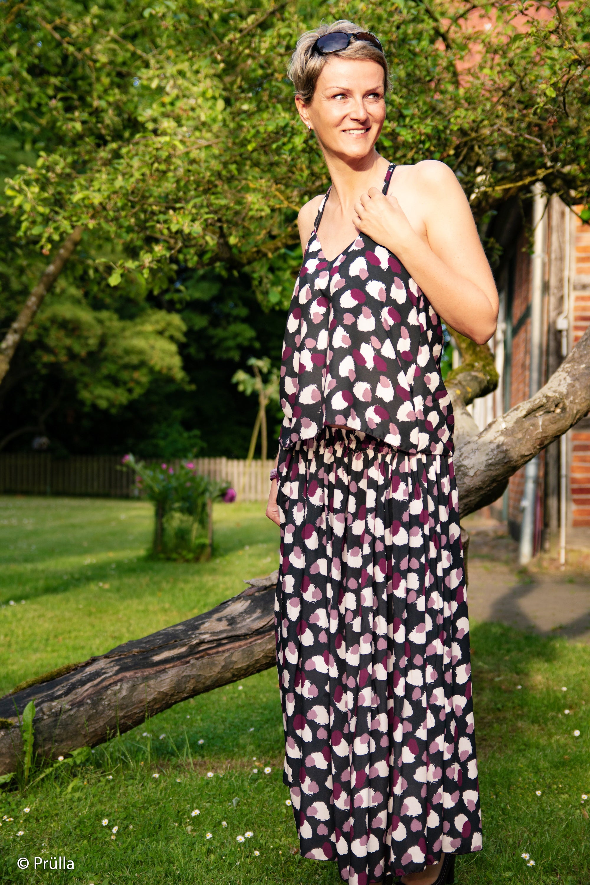 Antonia, Viskose Webware 300639 Tupfen, schwarz/beere